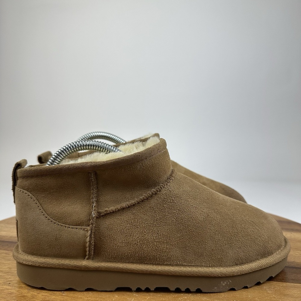 Big Kids Ugg Classic Ultra Mini Tan Shearling Lined Comfort Boots Size 4 Y GUC